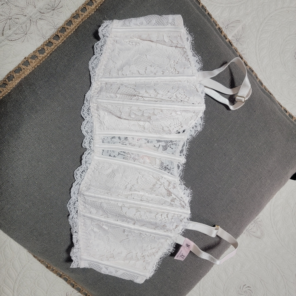 Elegant White Lace Bustier